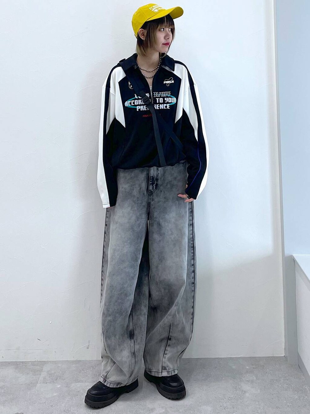 ブラック系のデニムパンツ、ブラック系のボディバッグ/ウエストポーチ、ブラック系のブーツを着用したレディースの冬コーディネートの2枚目の写真