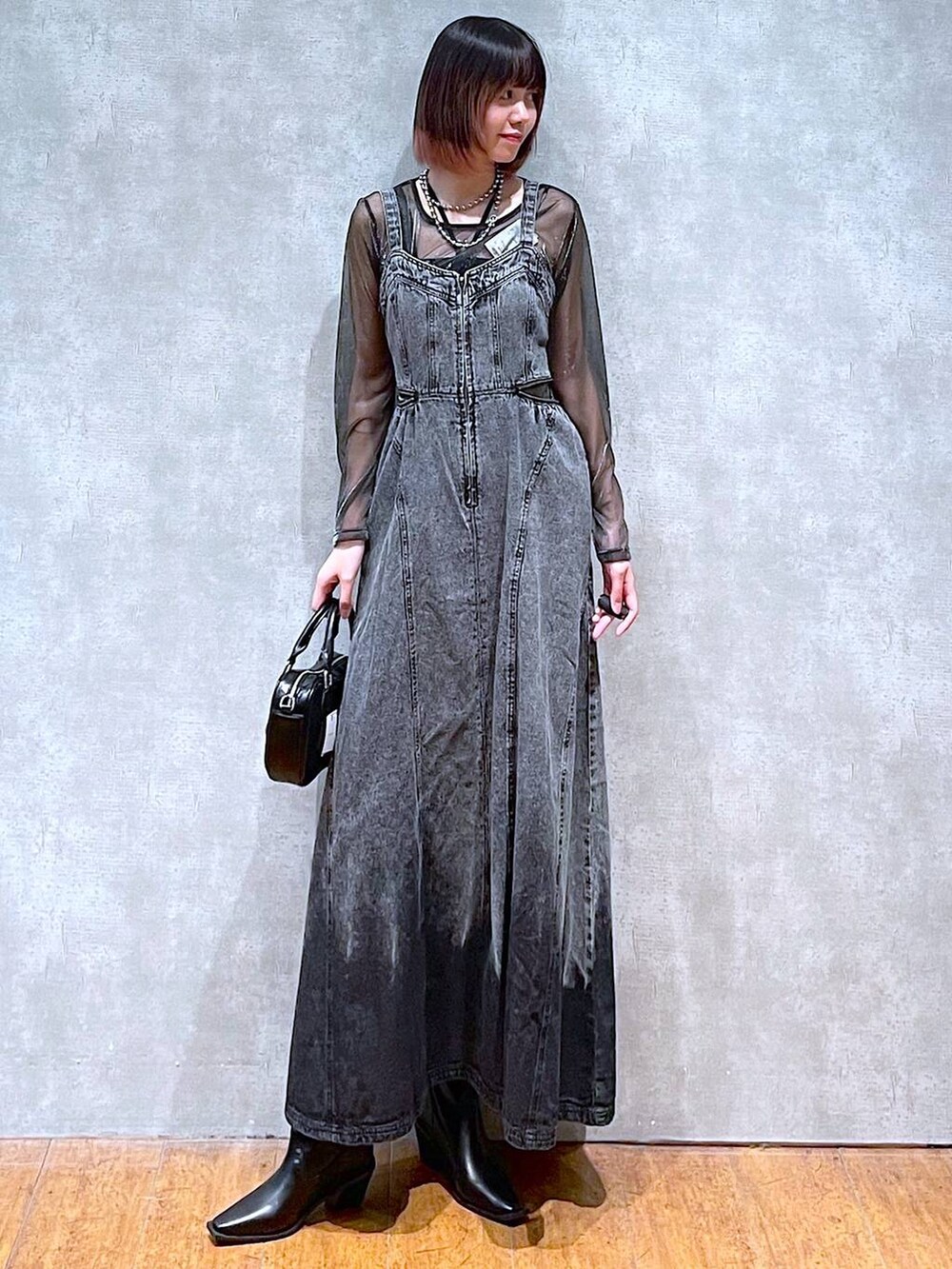 ブラック系のTシャツ/カットソー、ブラック系のワンピース、ブラック系のキャミソールを着用したレディースの春コーディネートの3枚目の写真