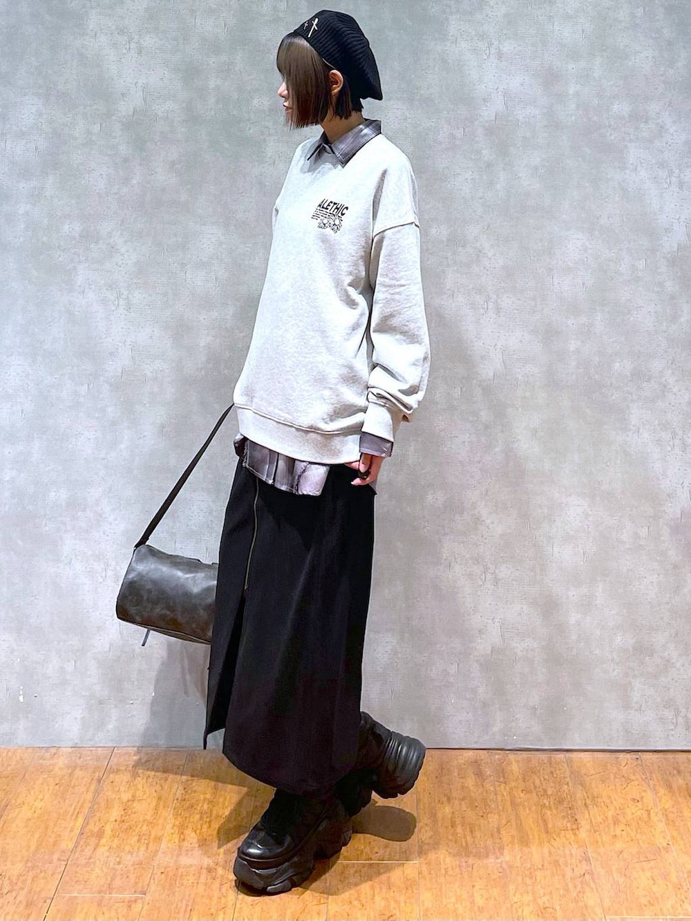 ブラック系のスニーカー、ブラック系のショルダーバッグ、グレー系のシャツ/ブラウスを着用したレディースの秋コーディネートの8枚目の写真