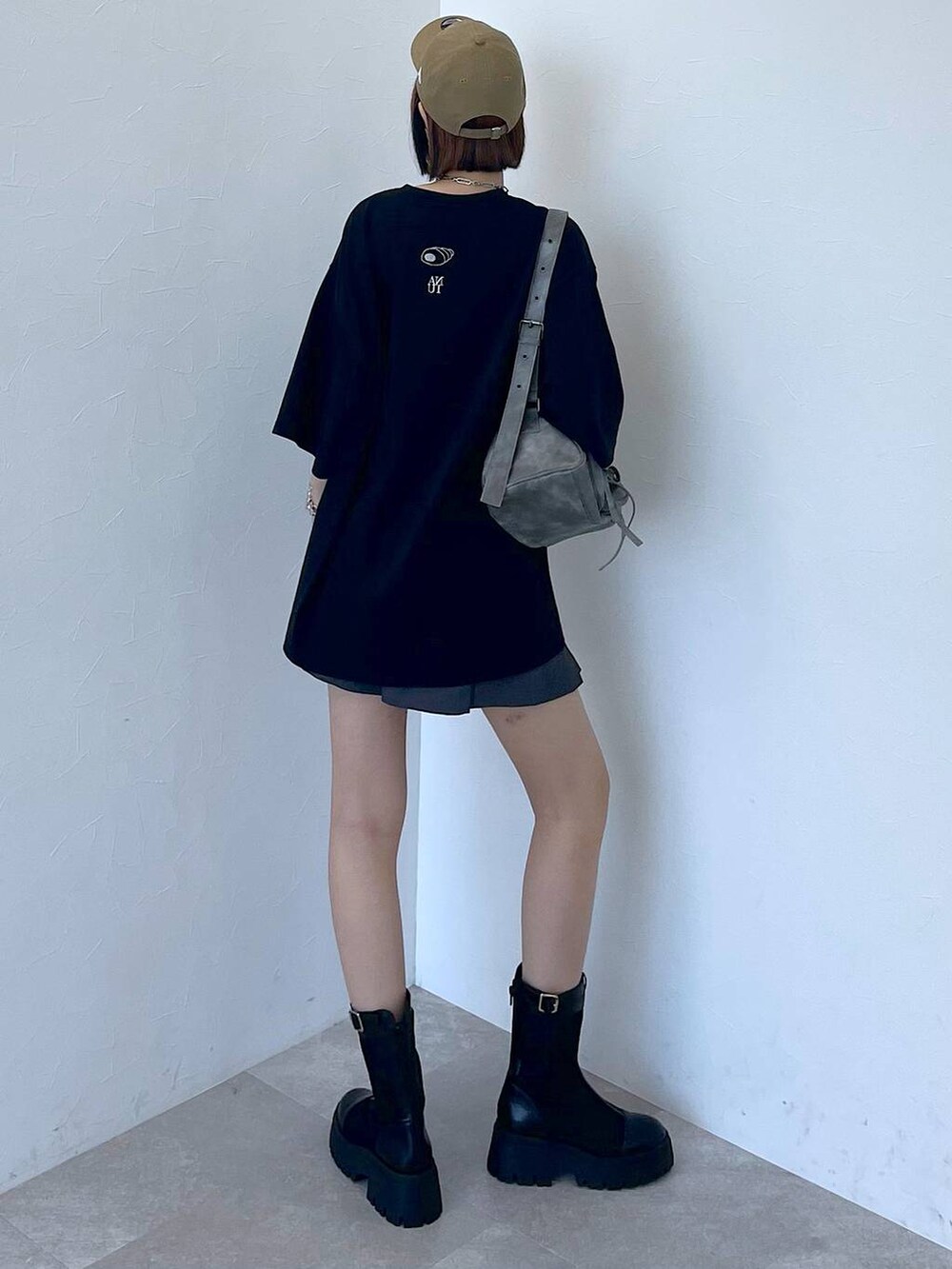 ブラック系のブーツ、グレー系のその他パンツ、グレー系のショルダーバッグを着用したレディースの夏コーディネートの6枚目の写真