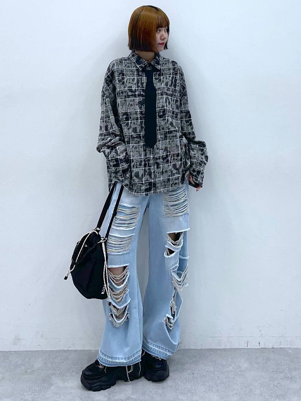 その他のデニムパンツ、ブラック系のショルダーバッグ、ブラック系のスニーカーを着用したレディースの夏コーディネートの5枚目の写真