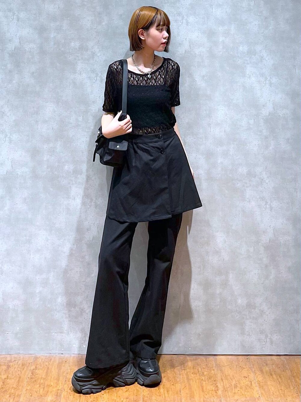 ブラック系のショルダーバッグ、ブラック系のキャミソール、ブラック系のスニーカーを着用したレディースの夏コーディネートの2枚目の写真