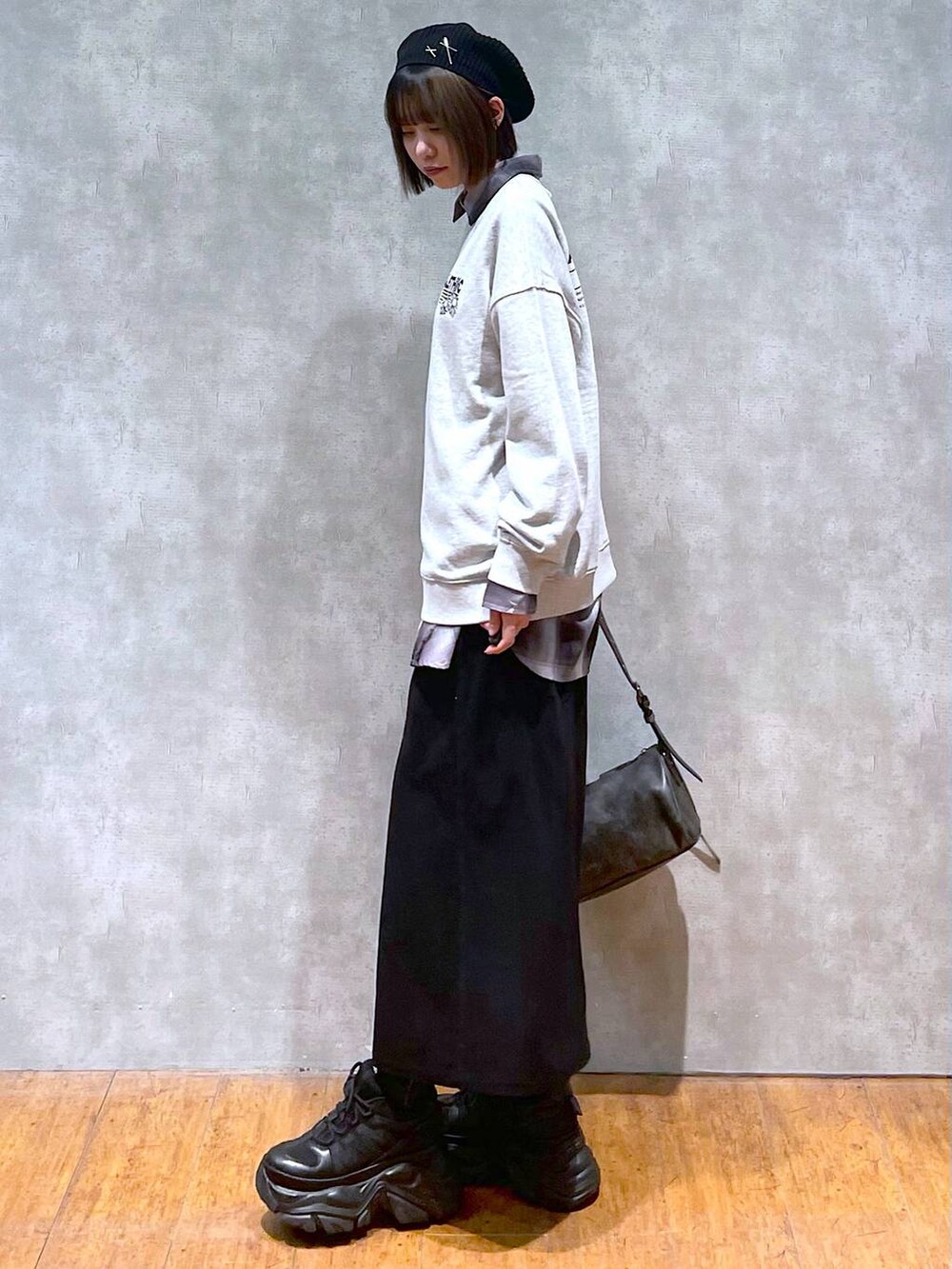 ブラック系のスニーカー、ブラック系のショルダーバッグ、グレー系のシャツ/ブラウスを着用したレディースの秋コーディネートの5枚目の写真