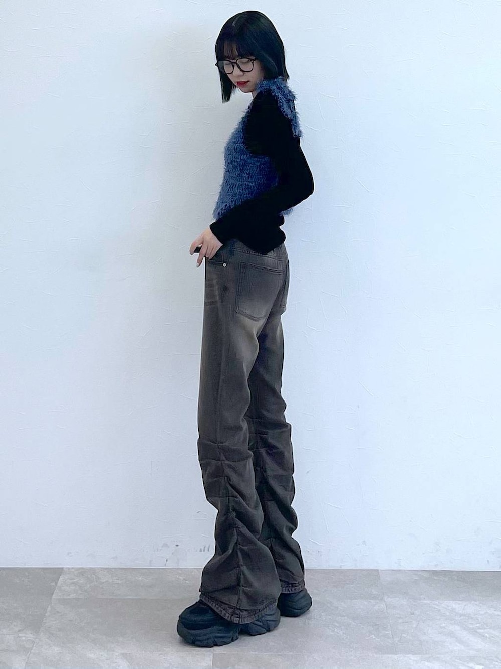 ブラック系のスニーカー、ブラック系のデニムパンツ、ブルー系のTシャツ/カットソーを着用したレディースの秋コーディネートの5枚目の写真