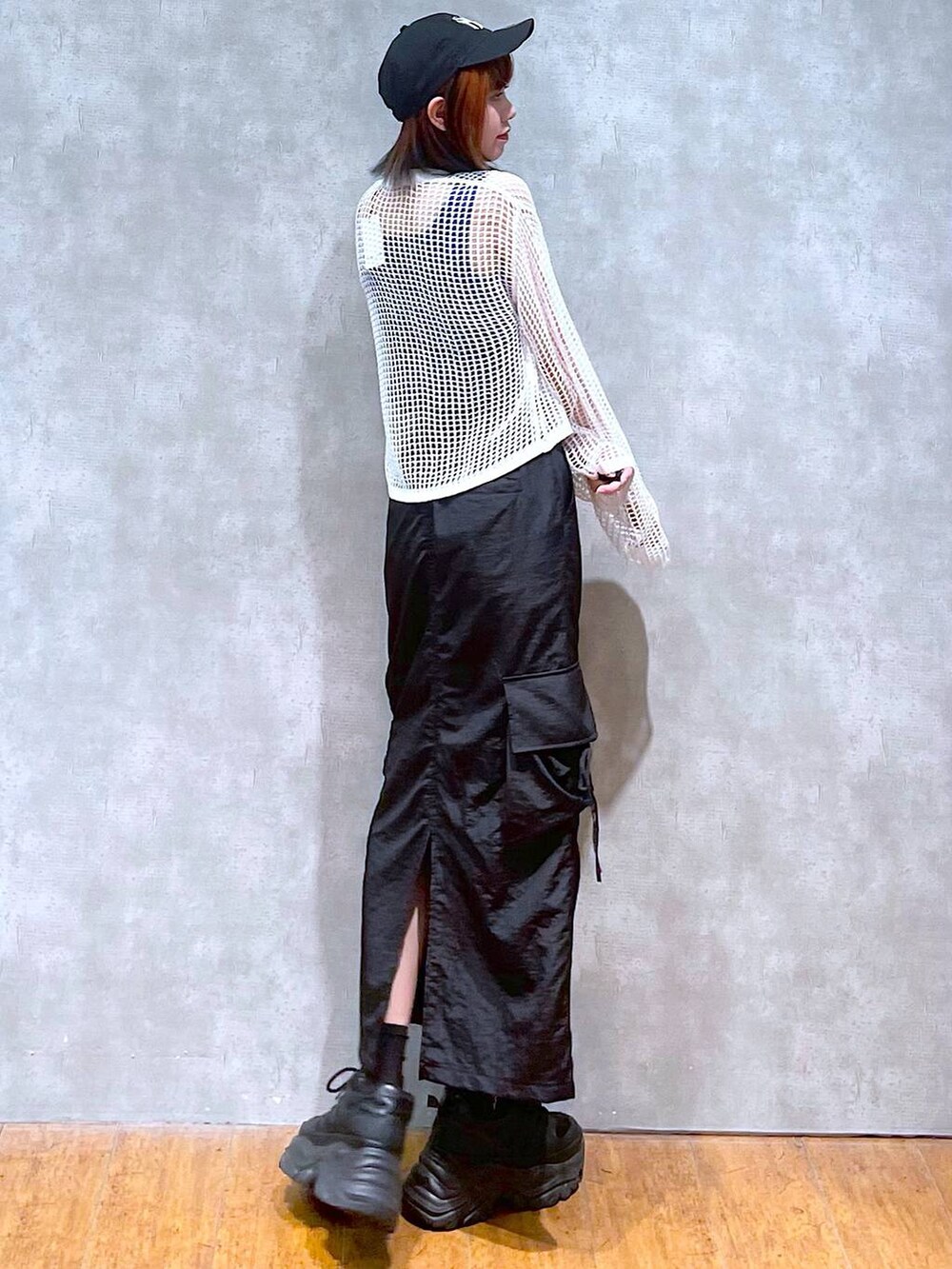 ホワイト系のカーディガン/ボレロ、ブルー系のタンクトップ、ブラック系のスニーカーを着用したレディースの夏コーディネートの5枚目の写真