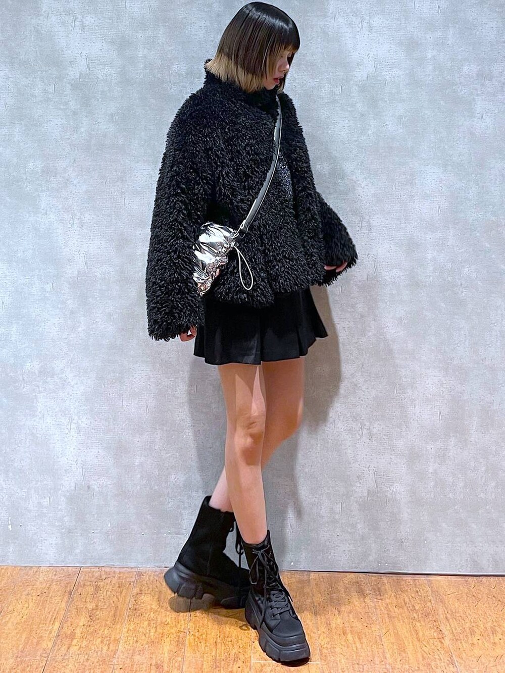 シルバー系のショルダーバッグ、ブラック系のその他パンツ、ブラック系のニット/セーターを着用したレディースの冬コーディネートの5枚目の写真