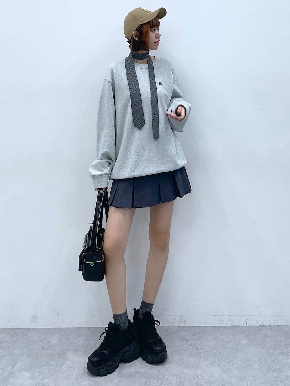 グレー系のその他パンツ、ブラック系のスニーカー、ブラック系のショルダーバッグを着用したレディースの夏コーディネートの2枚目の写真