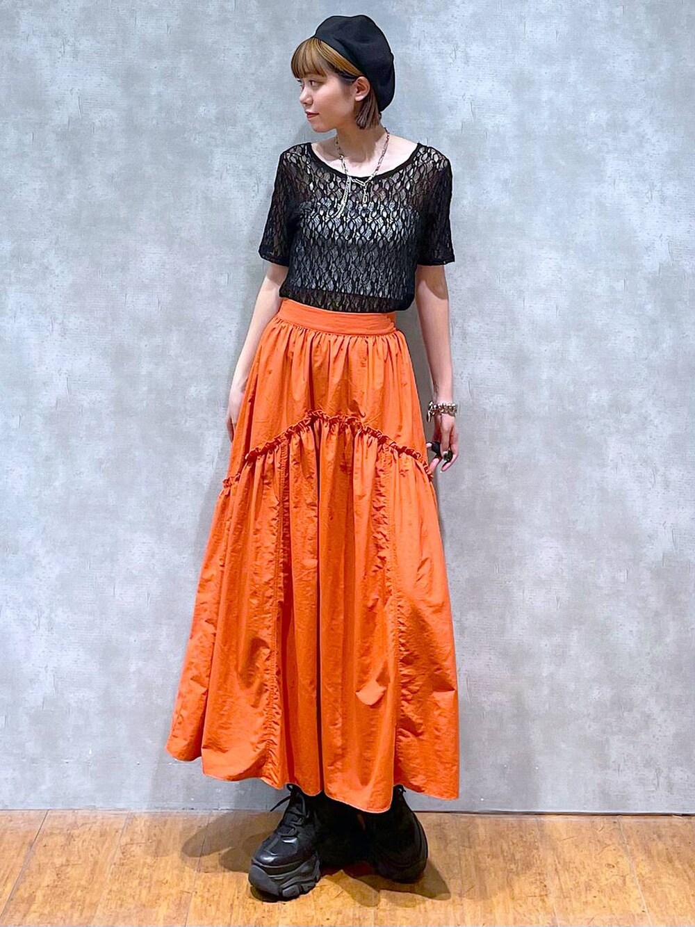 ブラック系のスニーカー、ホワイト系のキャミソール、ブラック系のTシャツ/カットソーを着用したレディースの夏コーディネートの3枚目の写真