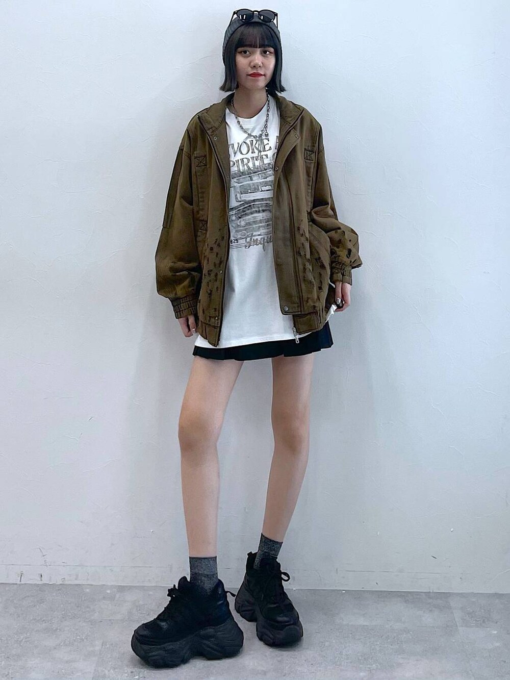 ブラック系のスニーカー、ブラック系のその他パンツ、ブラウン系のデニムジャケットを着用したレディースの夏コーディネートの7枚目の写真