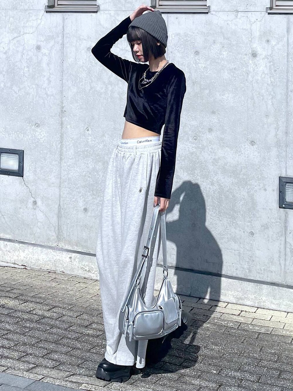 ブラック系のスニーカー、シルバー系のショルダーバッグ、ブラック系のTシャツ/カットソーを着用したレディースの秋コーディネートの10枚目の写真