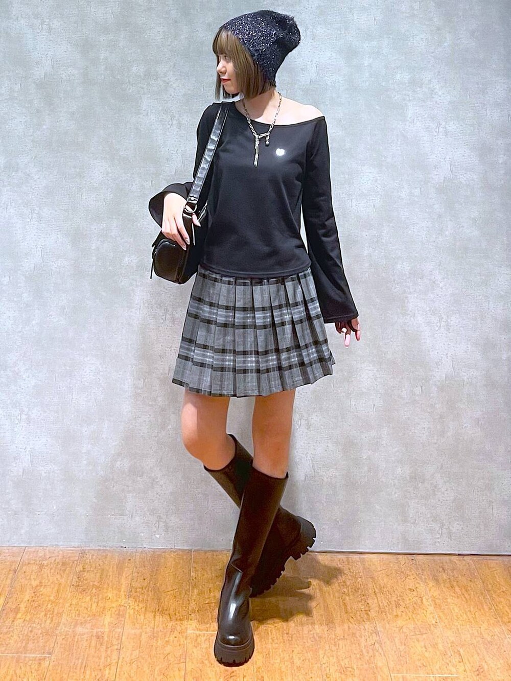 グレー系のその他パンツ、ブラック系のブーツ、ブラック系のTシャツ/カットソーを着用したレディースの秋コーディネートの2枚目の写真