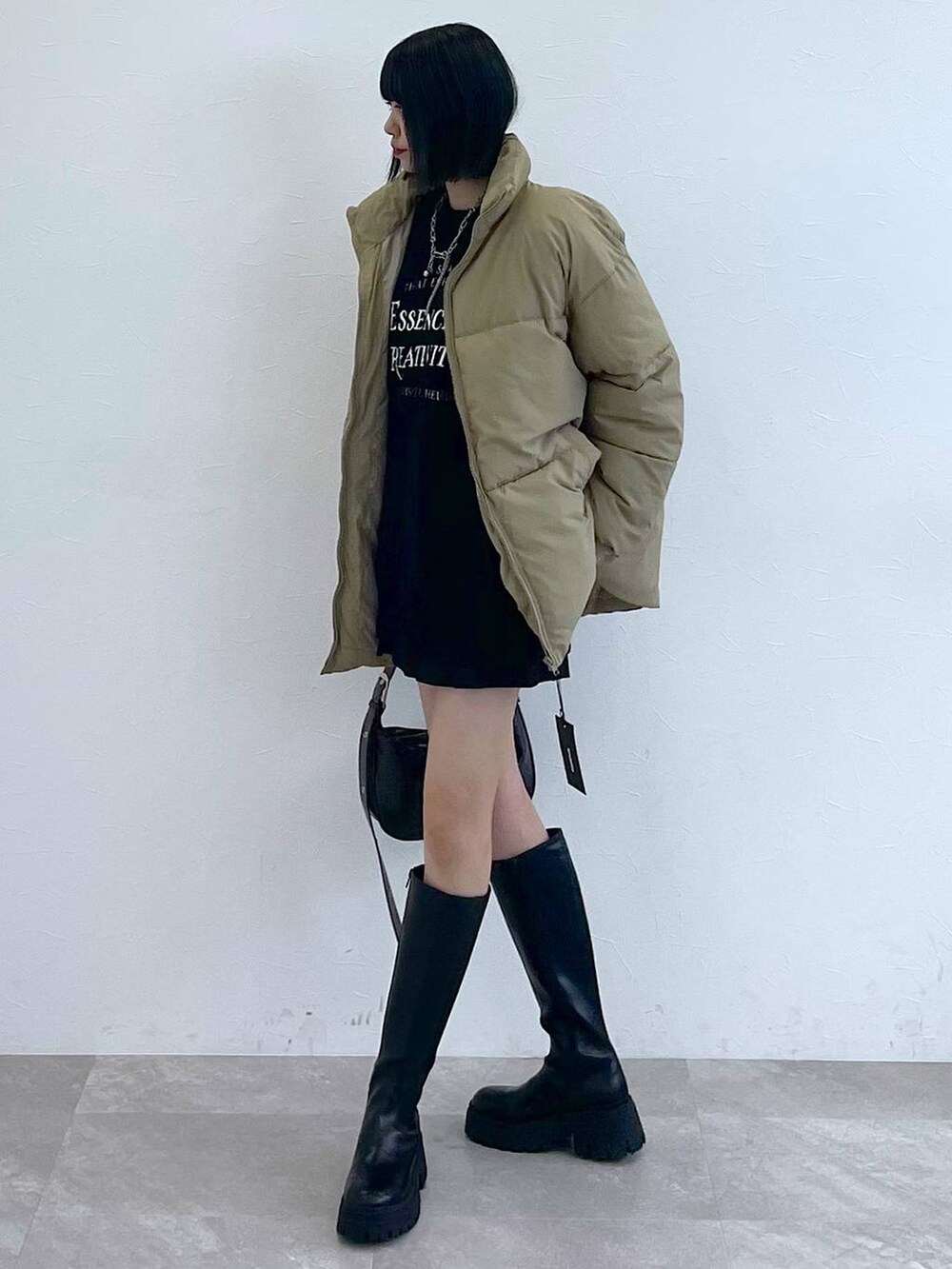 ブラック系のその他パンツ、ブラック系のショルダーバッグ、ブラック系のブーツを着用したレディースの秋コーディネートの3枚目の写真