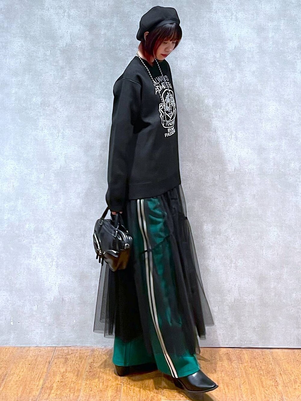 グリーン系のその他パンツ、ブラック系のニット/セーター、ブラック系のボストンバッグを着用したレディースの冬コーディネートの4枚目の写真