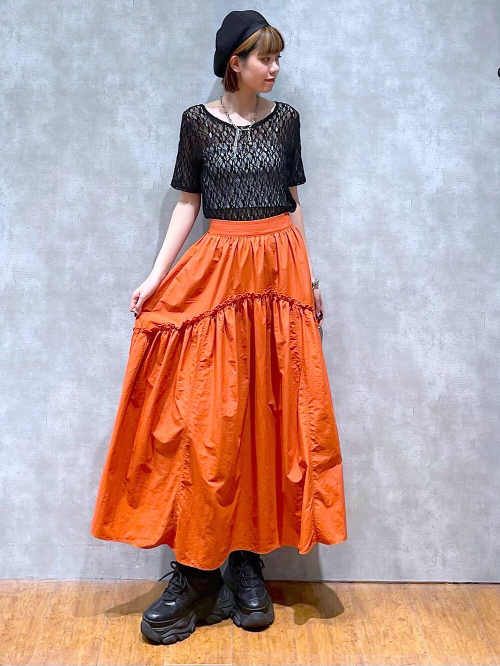 ブラック系のスニーカー、ホワイト系のキャミソール、ブラック系のTシャツ/カットソーを着用したレディースの夏コーディネートの2枚目の写真