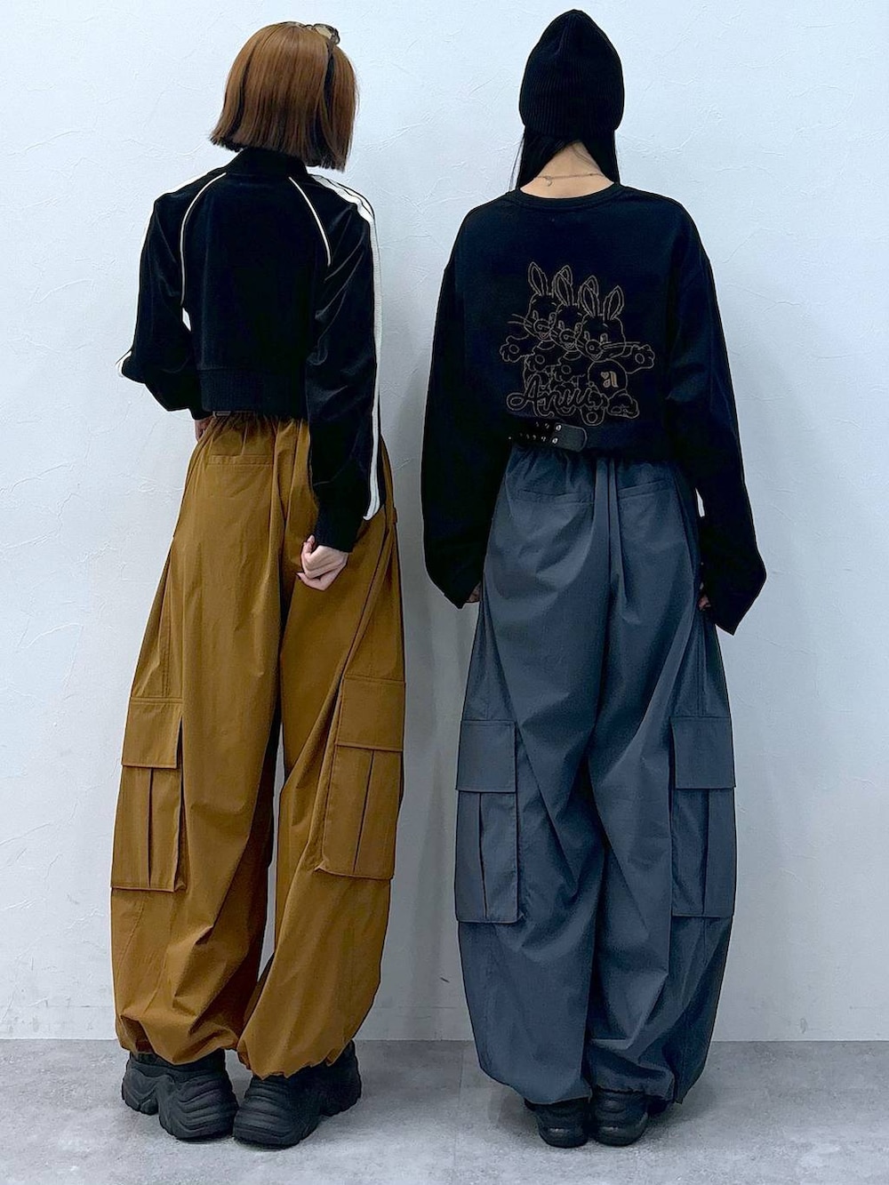 ブラック系のスニーカー、グレー系のカーゴパンツ、ブラウン系のカーゴパンツを着用したレディースの夏コーディネートの4枚目の写真