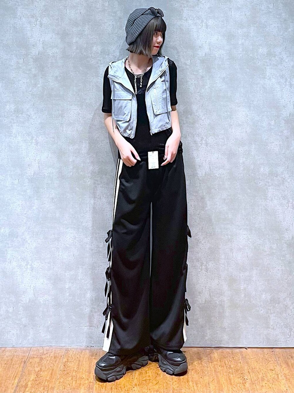 ブラック系のスニーカー、グレー系のナイロンジャケット、ブラック系のその他パンツを着用したレディースの秋コーディネートの2枚目の写真