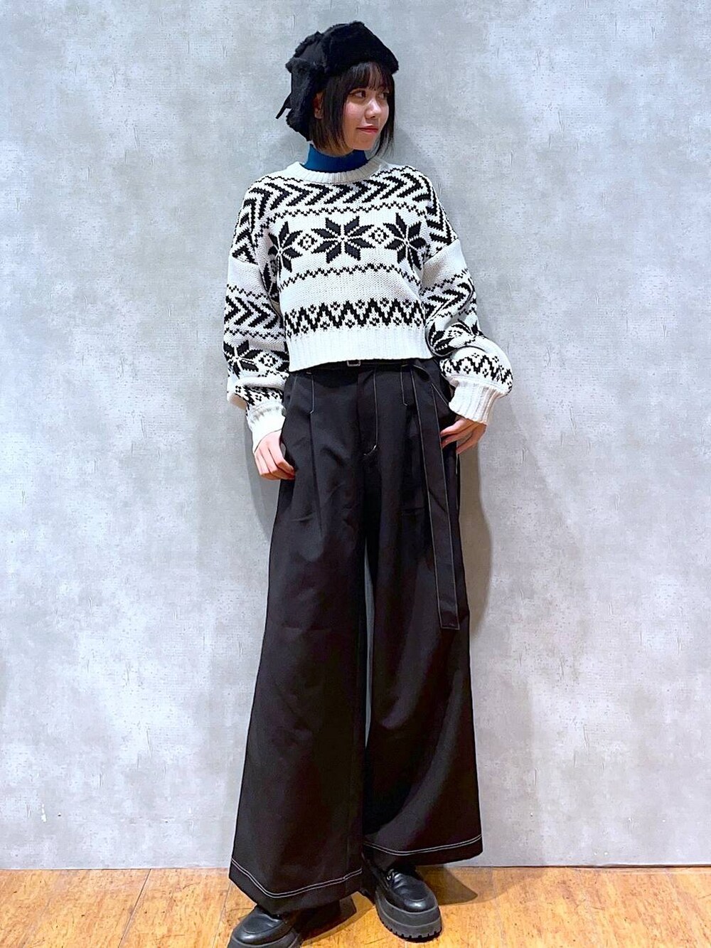 ブラック系のブーツ、ブルー系のニット/セーター、ブラック系のその他パンツを着用したレディースの冬コーディネートの4枚目の写真