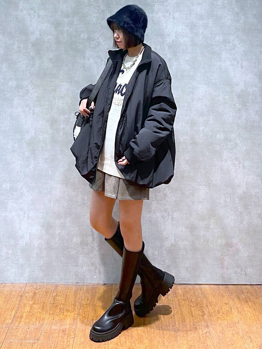 ブラック系のショルダーバッグ、ブラウン系のその他パンツ、ブラック系のブーツを着用したレディースの秋コーディネートの2枚目の写真