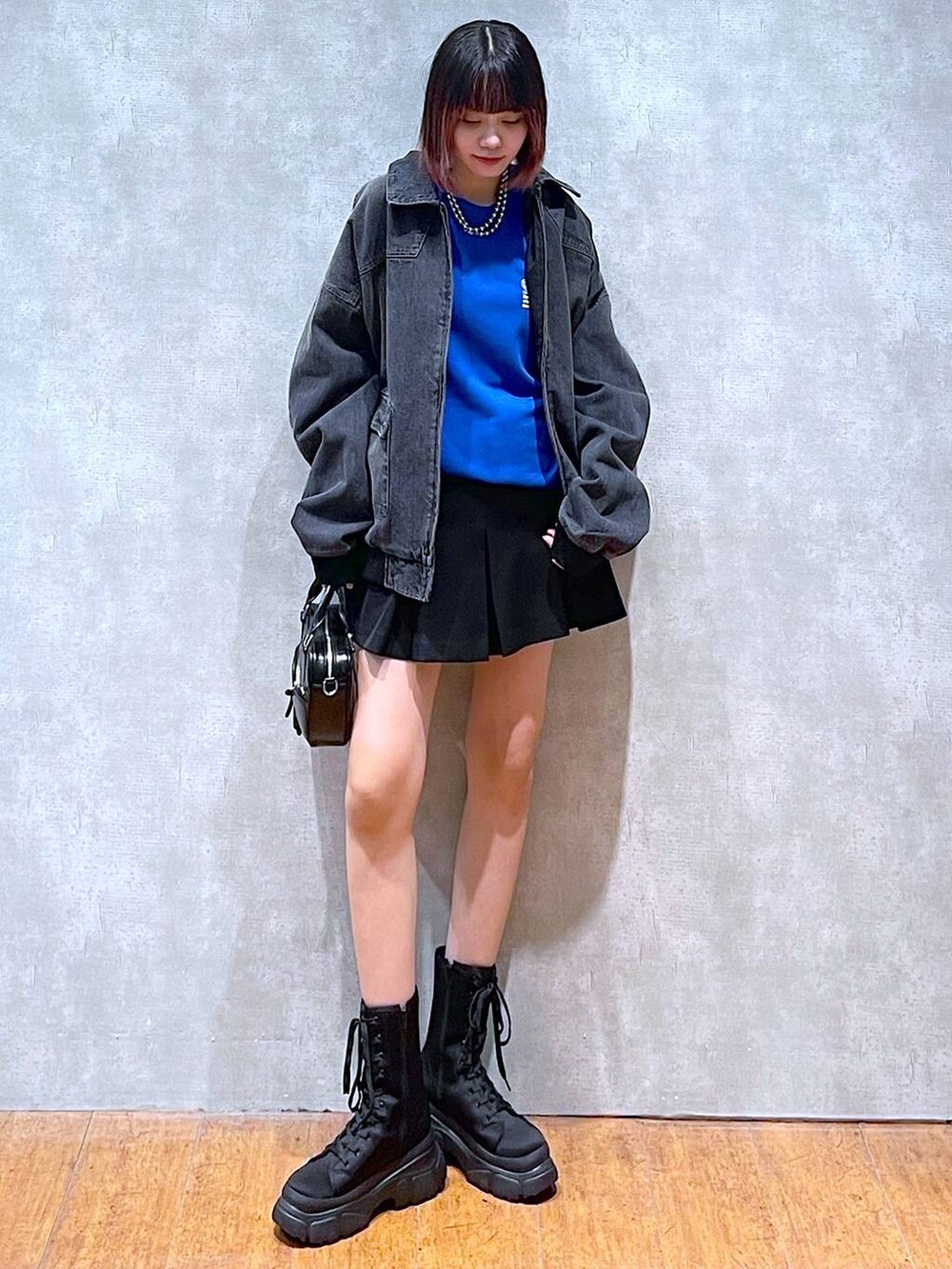 ブルー系のスウェット、ブラック系のデニムジャケット、ブラック系のその他パンツを着用したレディースの冬コーディネートの2枚目の写真