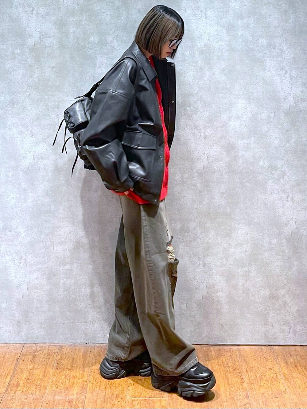 ブラック系のスニーカー、ブラック系のブルゾン、ブラック系のデニムパンツを着用したレディースの秋コーディネートの5枚目の写真