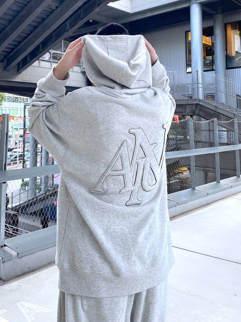 ブラック系のスニーカー、グレー系のパーカー、グレー系のスウェットパンツを着用したレディースの秋コーディネートの9枚目の写真