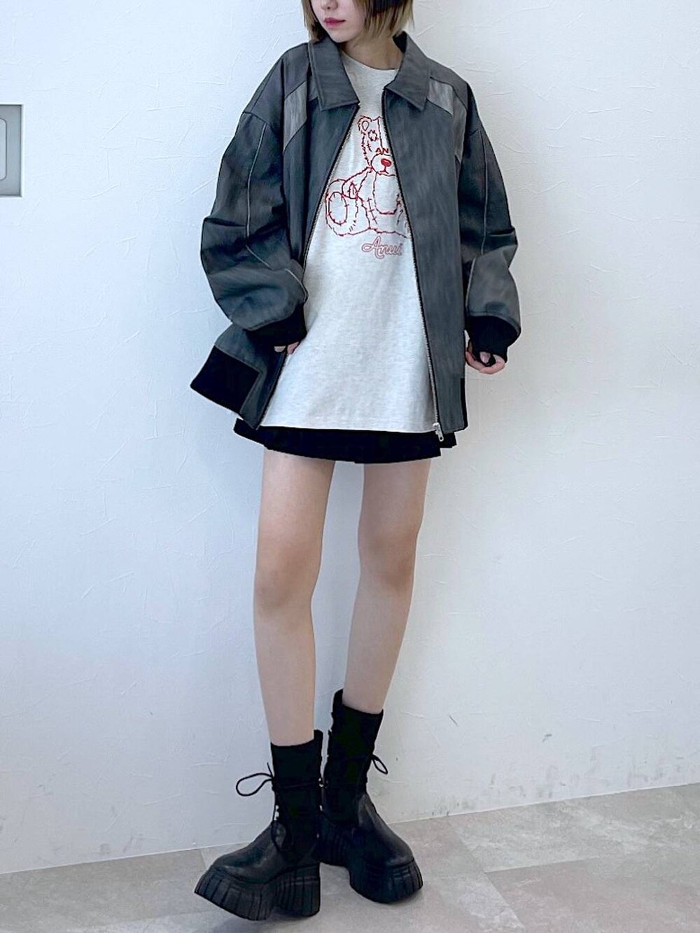 グレー系のブルゾン、ブラック系のその他パンツ、ブラック系のブーツを着用したレディースの冬コーディネートの3枚目の写真