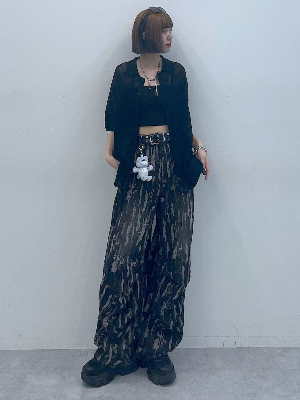 ブラック系のスニーカー、ブラック系のキャミソール、ブラック系のシャツ/ブラウスを着用したレディースの夏コーディネートの2枚目の写真