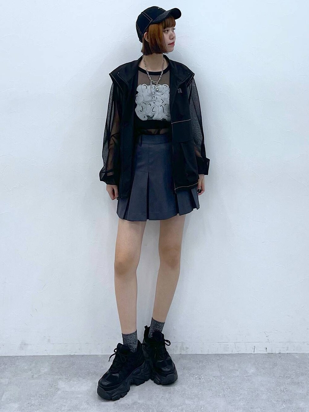 ブラック系のスニーカー、ブラック系のキャミソール、グレー系のその他パンツを着用したレディースの夏コーディネートの2枚目の写真