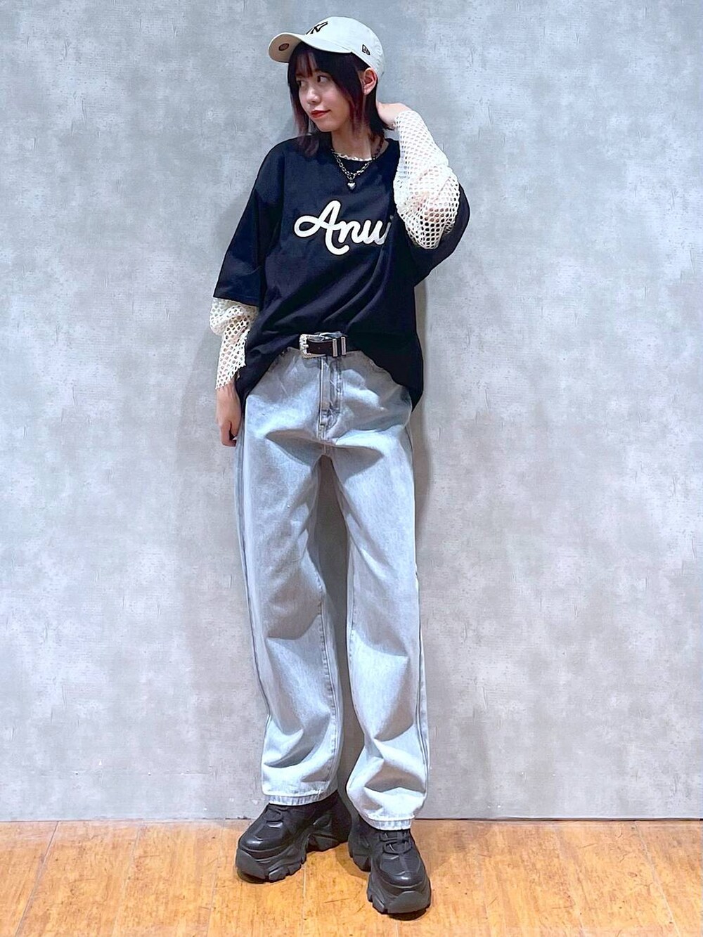 ブラック系のスニーカー、ブラック系のTシャツ/カットソー、ホワイト系のTシャツ/カットソーを着用したレディースの春コーディネートの2枚目の写真