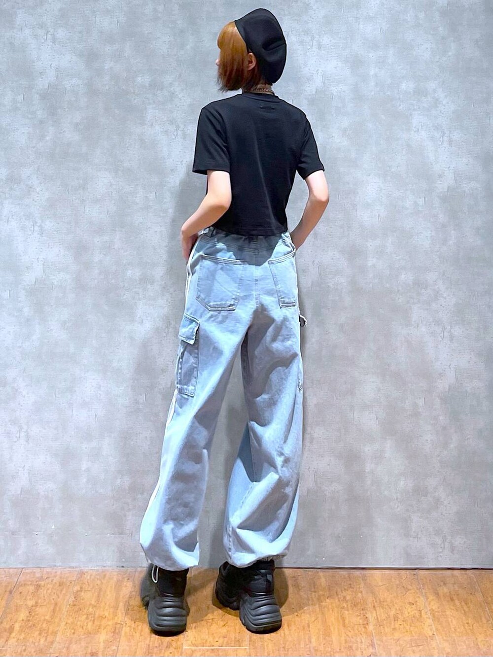 ブラック系のスニーカー、ブルー系のデニムパンツ、ブラック系のTシャツ/カットソーを着用したレディースの夏コーディネートの4枚目の写真