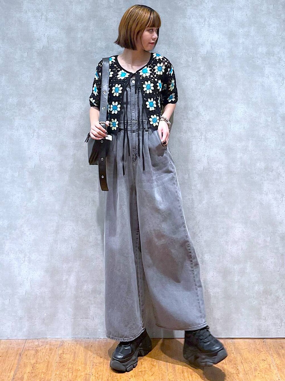 ブラック系のスニーカー、ブラック系のサロペット/オーバーオール、ブラック系のニット/セーターを着用したレディースの夏コーディネートの5枚目の写真