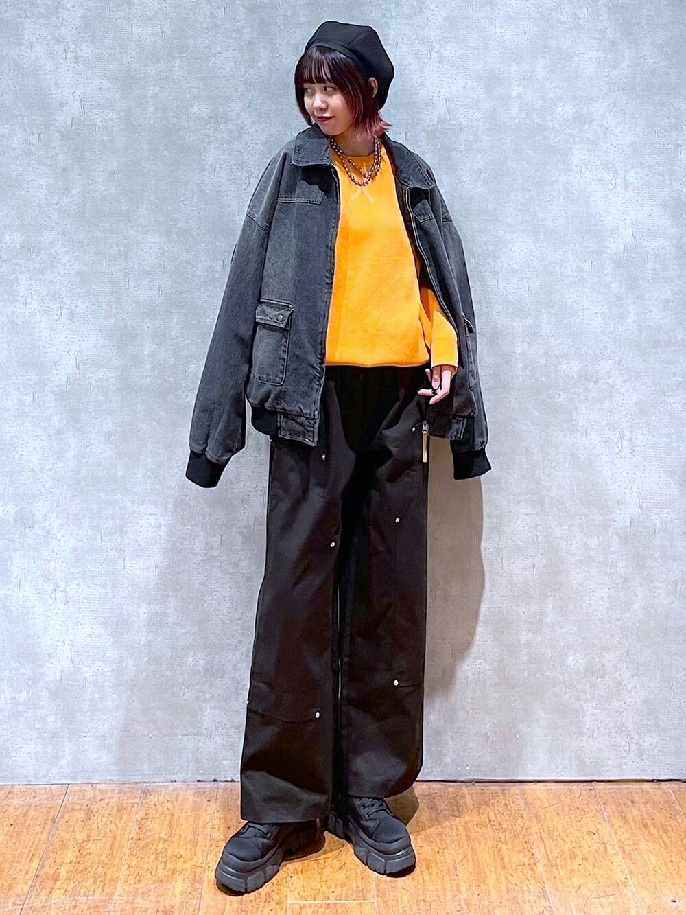 ブラック系のデニムジャケット、ブラック系のブーツ、ブラック系のその他パンツを着用したレディースの春コーディネートの2枚目の写真