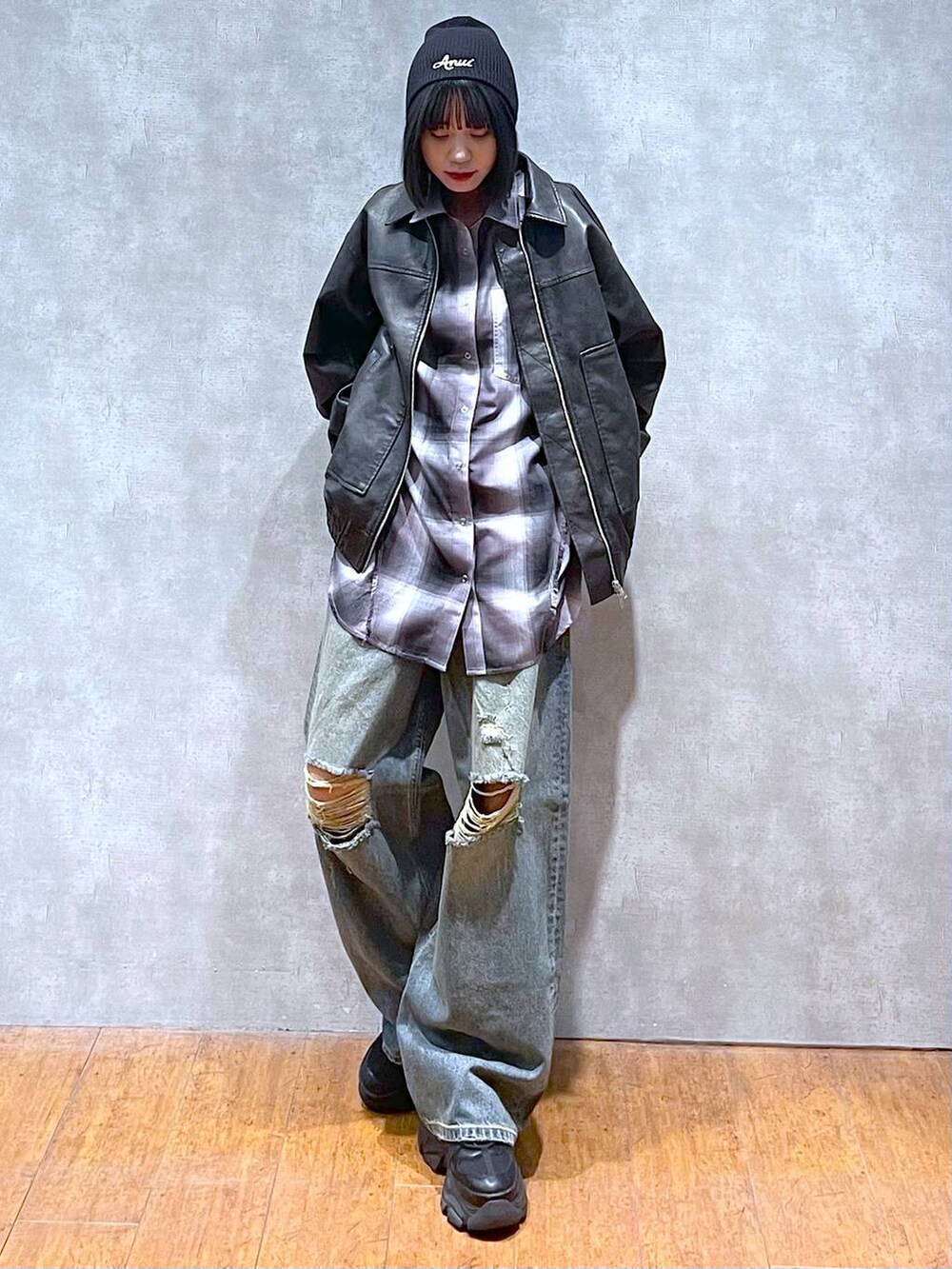 ブラック系のスニーカー、グレー系のシャツ/ブラウス、ブルー系のデニムパンツを着用したレディースの秋コーディネートの3枚目の写真