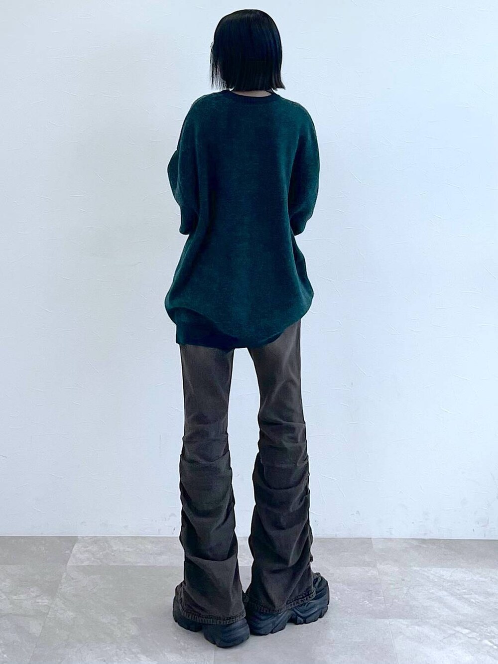 ブラック系のスニーカー、グレー系のネクタイ、ブラック系のデニムパンツを着用したレディースの秋コーディネートの6枚目の写真