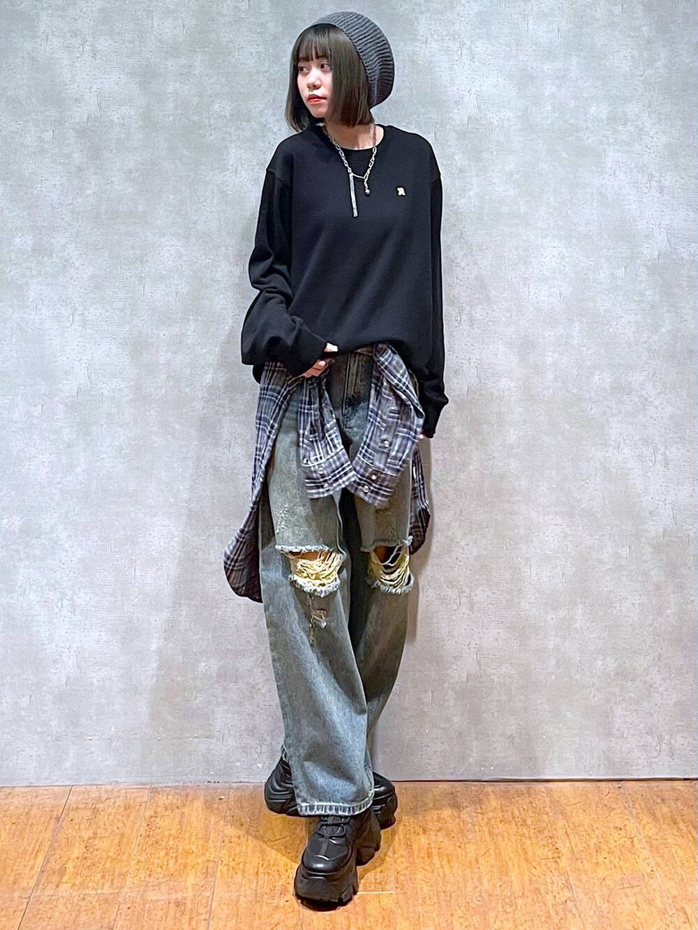 ブラック系のスニーカー、ブルー系のデニムパンツ、ブルー系のシャツ/ブラウスを着用したレディースの秋コーディネートの5枚目の写真