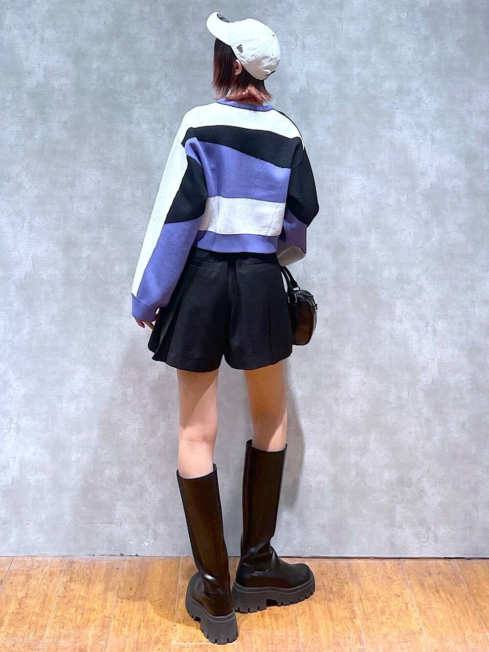 ブラック系のカーディガン/ボレロ、ブラック系のブーツ、ブラック系のその他パンツを着用したレディースの春コーディネートの5枚目の写真