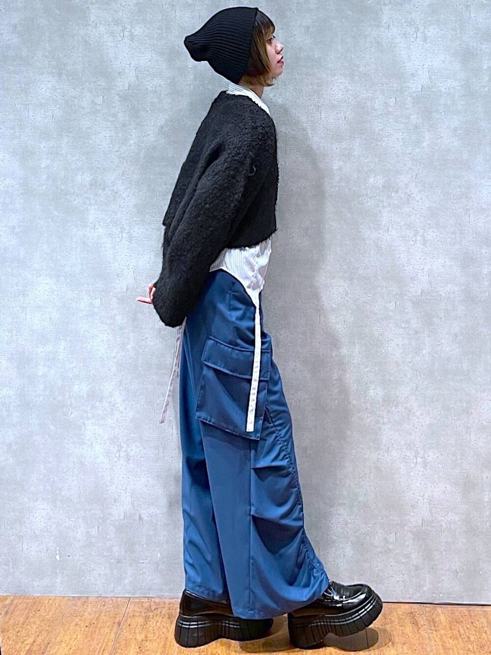 ブルー系のその他パンツ、ブルー系のシャツ/ブラウス、ブラック系のローファーを着用したレディースの冬コーディネートの5枚目の写真