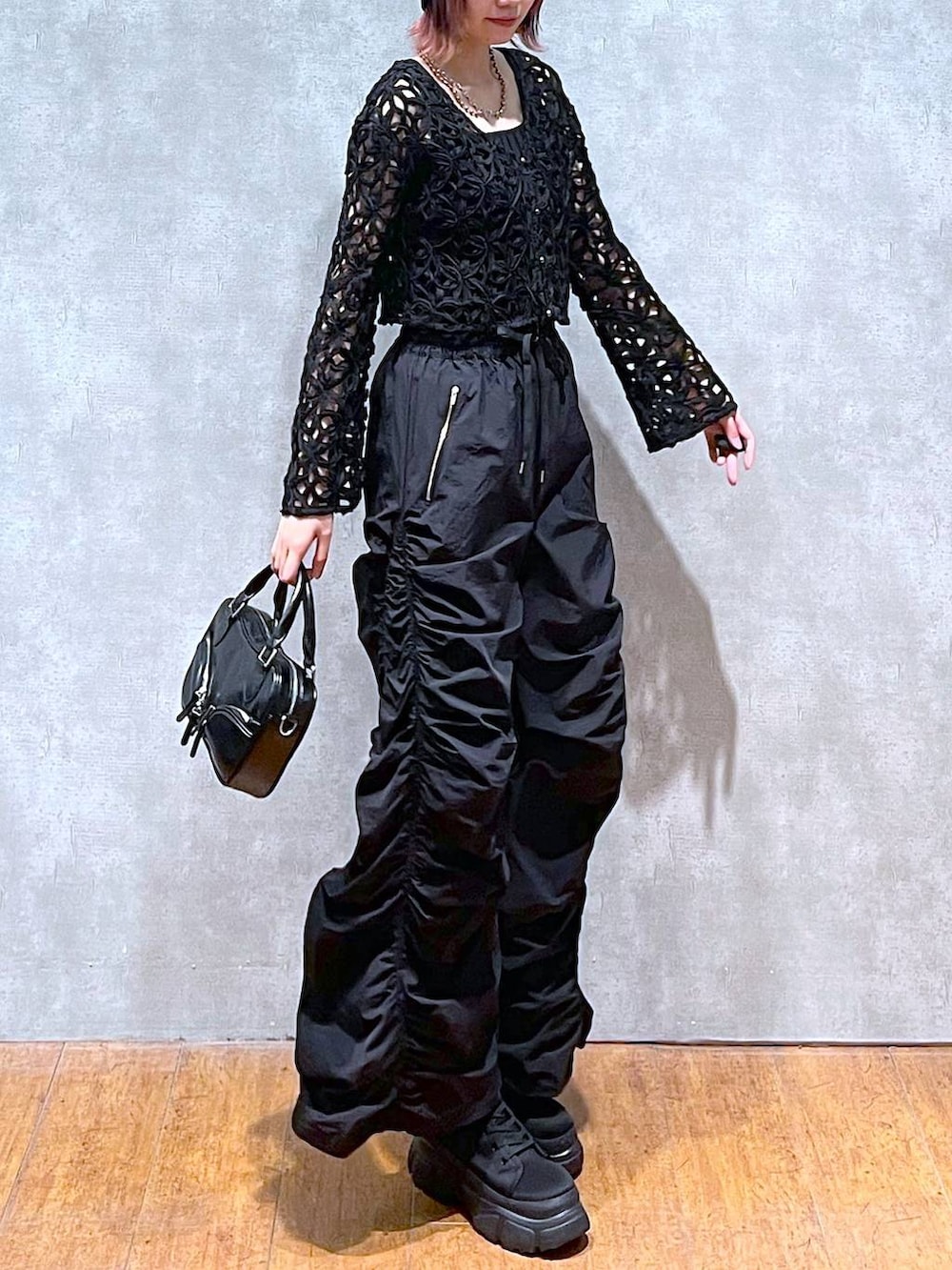 ブラック系のシャツ/ブラウス、ブラック系のタンクトップ、ブラック系のその他パンツを着用したレディースの春コーディネートの5枚目の写真