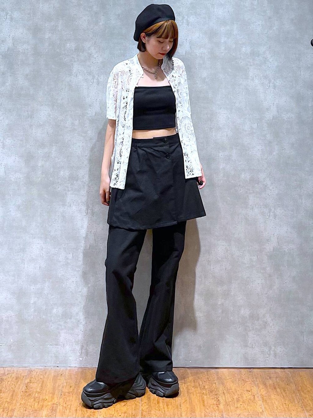 ブラック系のスニーカー、ホワイト系のシャツ/ブラウス、ブラック系のキャミソールを着用したレディースの夏コーディネートの7枚目の写真