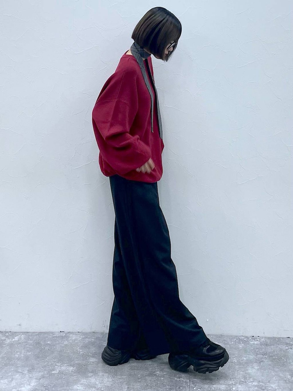 ブラック系のスニーカー、グレー系のネクタイ、ブラック系のスラックスを着用したレディースの秋コーディネートの4枚目の写真