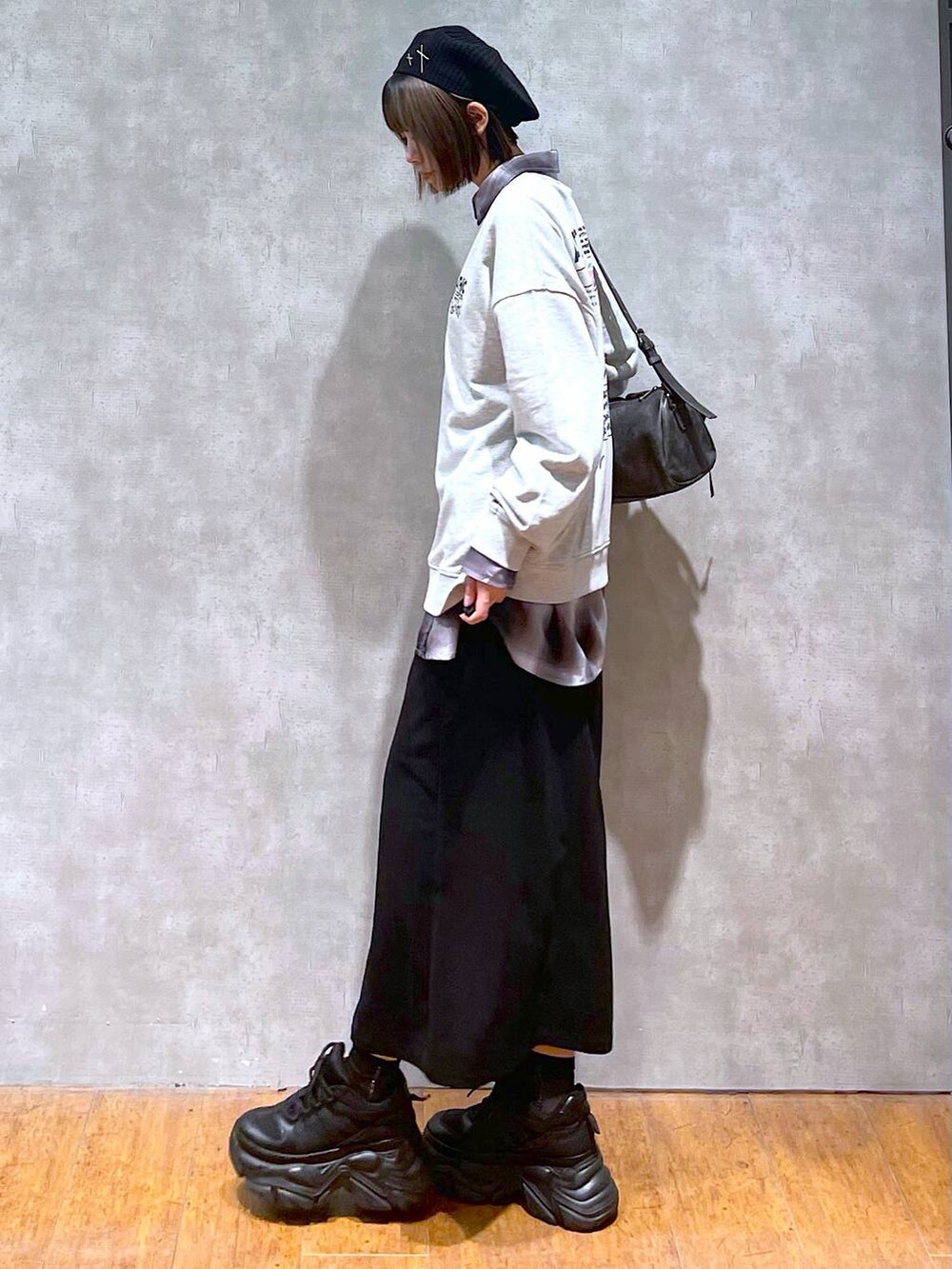 ブラック系のスニーカー、ブラック系のショルダーバッグ、グレー系のシャツ/ブラウスを着用したレディースの秋コーディネートの7枚目の写真