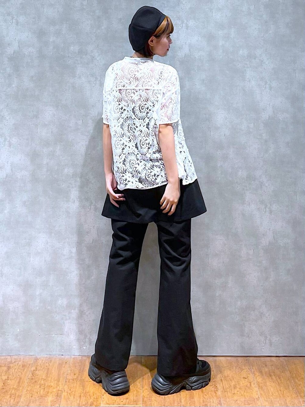 ブラック系のスニーカー、ホワイト系のシャツ/ブラウス、ブラック系のキャミソールを着用したレディースの夏コーディネートの8枚目の写真