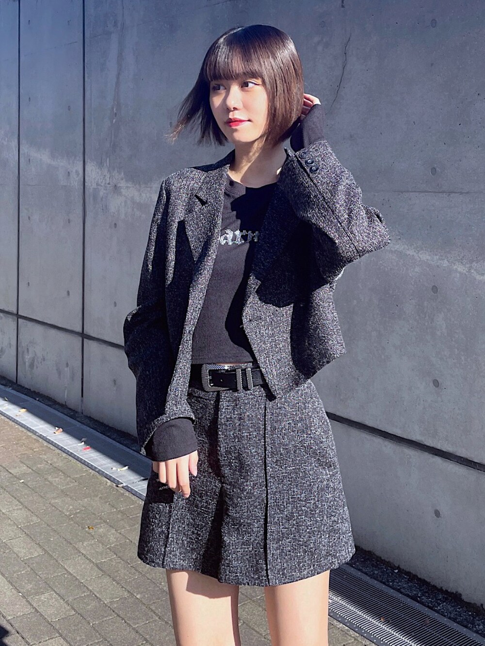 ブラック系のTシャツ/カットソー、ブラック系のテーラードジャケット、ブラック系のその他パンツを着用したレディースの秋コーディネートの2枚目の写真