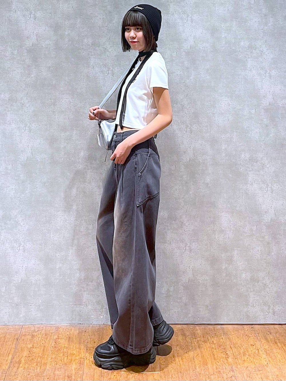 ブラック系のスニーカー、ブラック系のネクタイ、ホワイト系のTシャツ/カットソーを着用したレディースの夏コーディネートの5枚目の写真