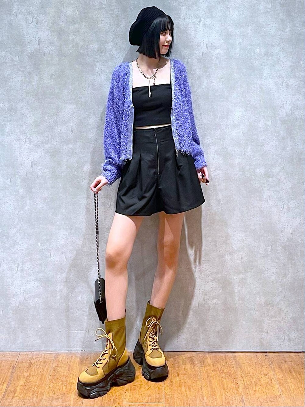 ブラウン系のブーツ、ブラック系のその他パンツ、ブラック系のショルダーバッグを着用したレディースの秋コーディネートの2枚目の写真