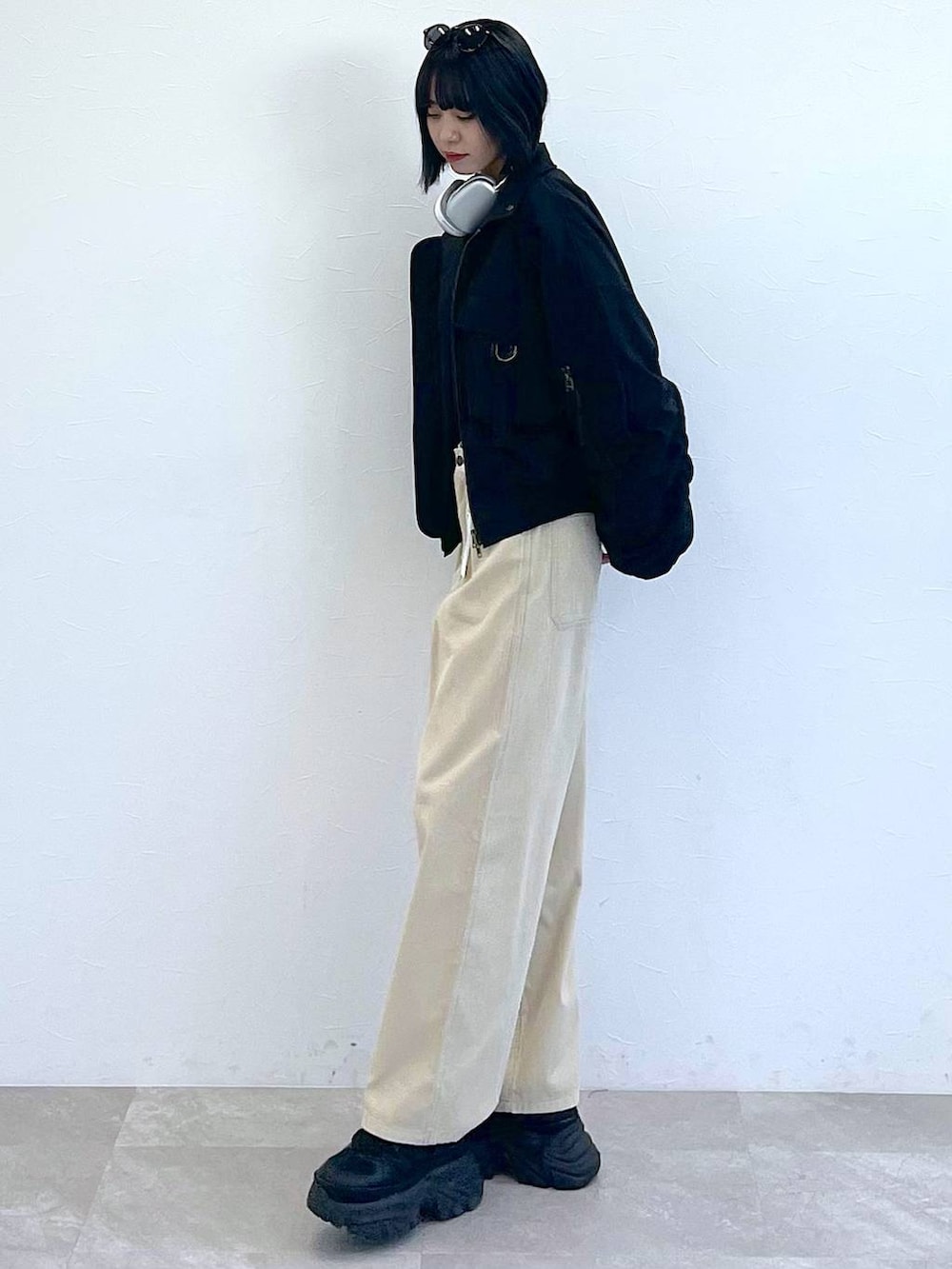 ブラック系のスニーカー、ブラック系のTシャツ/カットソー、ホワイト系のキャミソールを着用したレディースの秋コーディネートの5枚目の写真