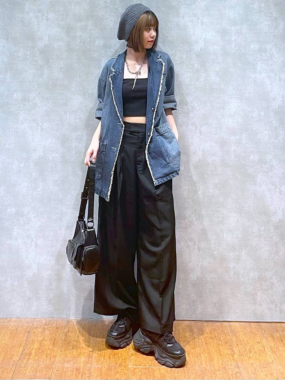 ブラック系のスニーカー、ブルー系のテーラードジャケット、ブラック系のキャミソールを着用したレディースの秋コーディネートの8枚目の写真