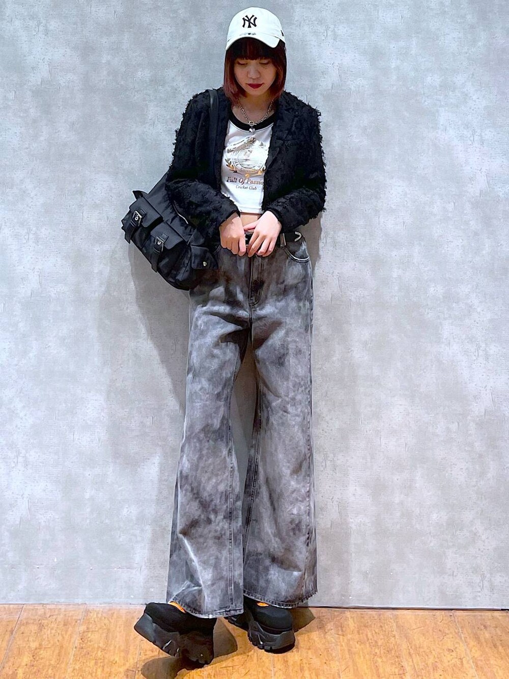 ブラック系のショルダーバッグ、ホワイト系のTシャツ/カットソー、ブラック系のテーラードジャケットを着用したレディースの春コーディネートの2枚目の写真