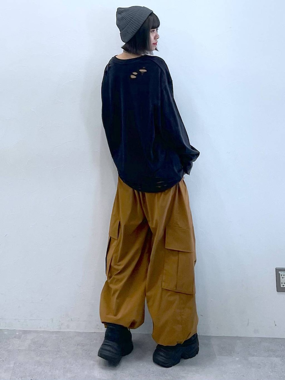 ブラック系のスニーカー、ブラウン系のカーゴパンツ、ブラック系のTシャツ/カットソーを着用したレディースの夏コーディネートの6枚目の写真