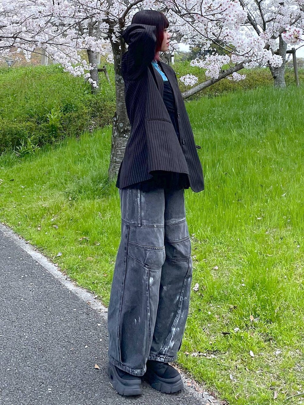 その他のテーラードジャケット、ブラック系のブーツ、ブラック系のデニムパンツを着用したレディースの春コーディネートの3枚目の写真